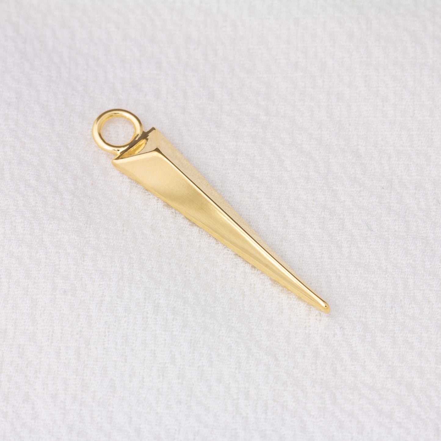 Gleaming Precision: 18mm Faceted Spear Charm