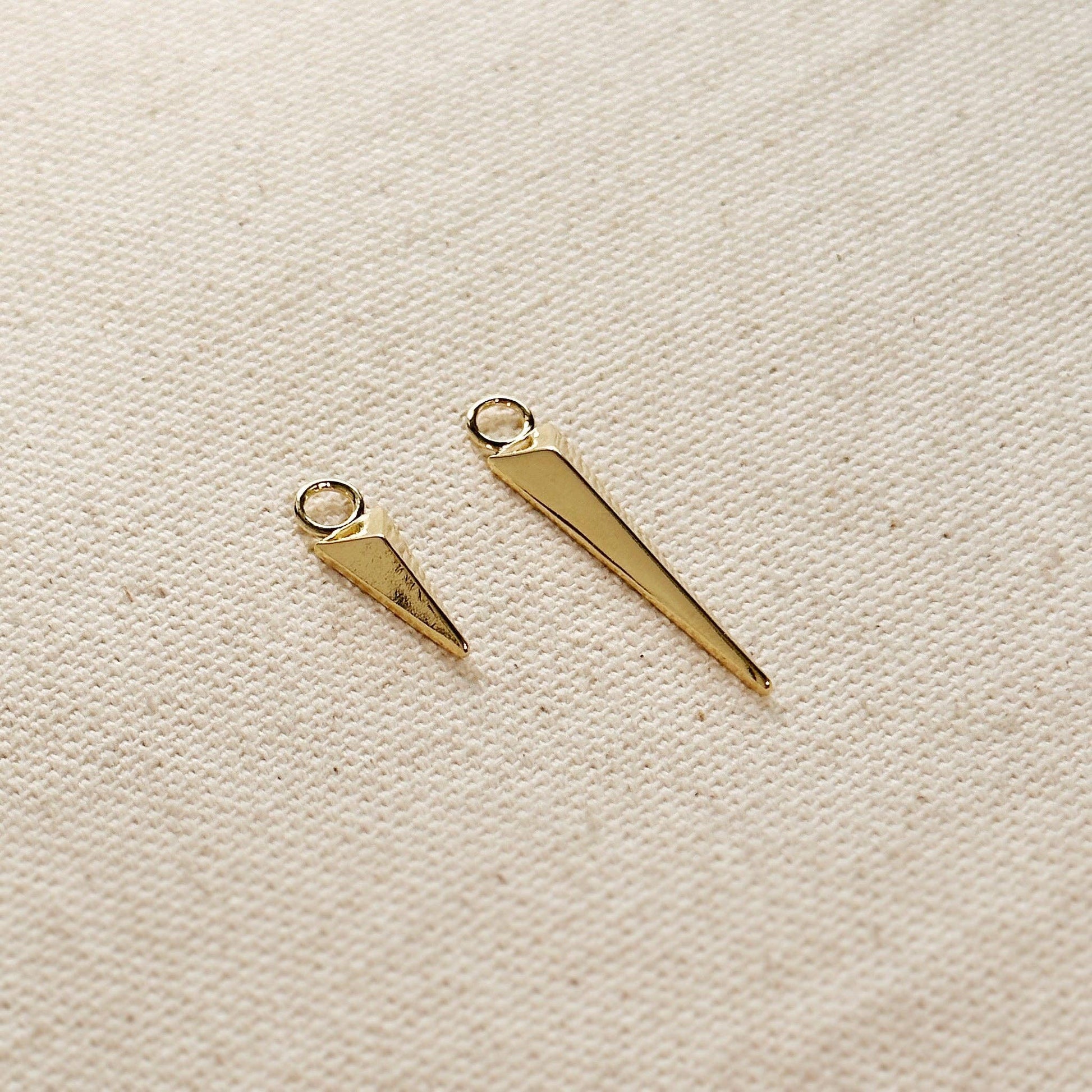 Gleaming Precision: 18mm Faceted Spear Charm